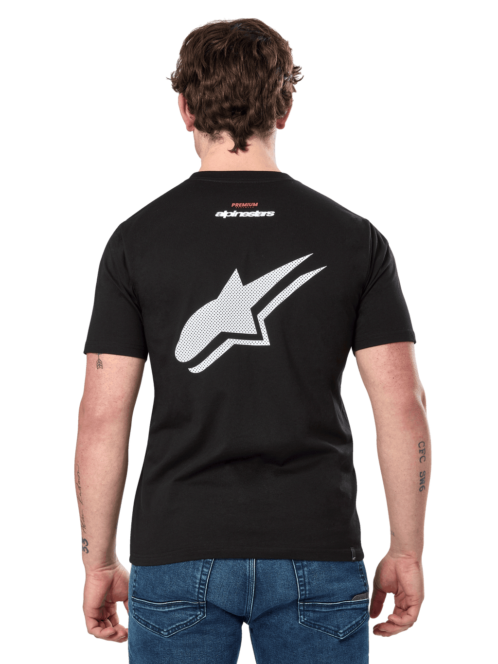 Alpinestars Formulate CSF Tee, t-shirt à manches courtes, noir, vue de dos montrant un grand logo Astars blanc perforé et un petit marquage Alpinestars, vêtement de sport décontracté inspiré du sport automobile