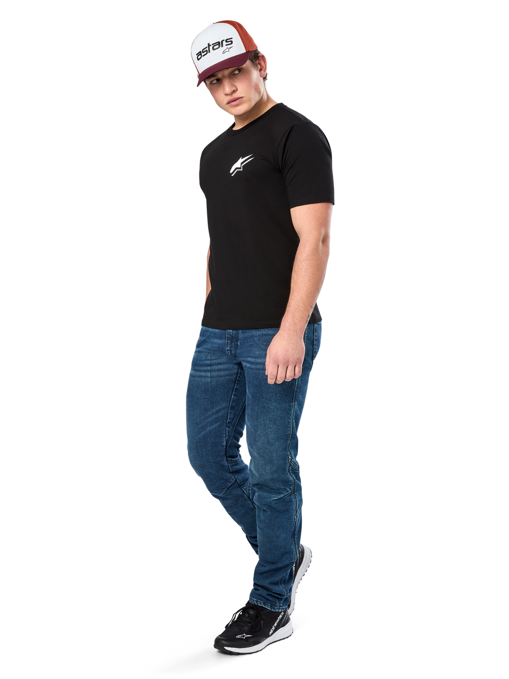 Alpinestars Formulate Csf Tee, t-shirt à manches courtes, noir avec logo Astars blanc sur la poitrine, porté par un mannequin avec un jean bleu, une casquette bordeaux et blanche, et des baskets noires, streetwear décontracté inspiré du sport automobile