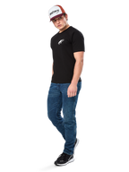 Alpinestars Formulate Csf Tee, t-shirt à manches courtes, noir avec logo Astars blanc sur la poitrine, porté par un mannequin avec un jean bleu, une casquette bordeaux et blanche, et des baskets noires, streetwear décontracté inspiré du sport automobile