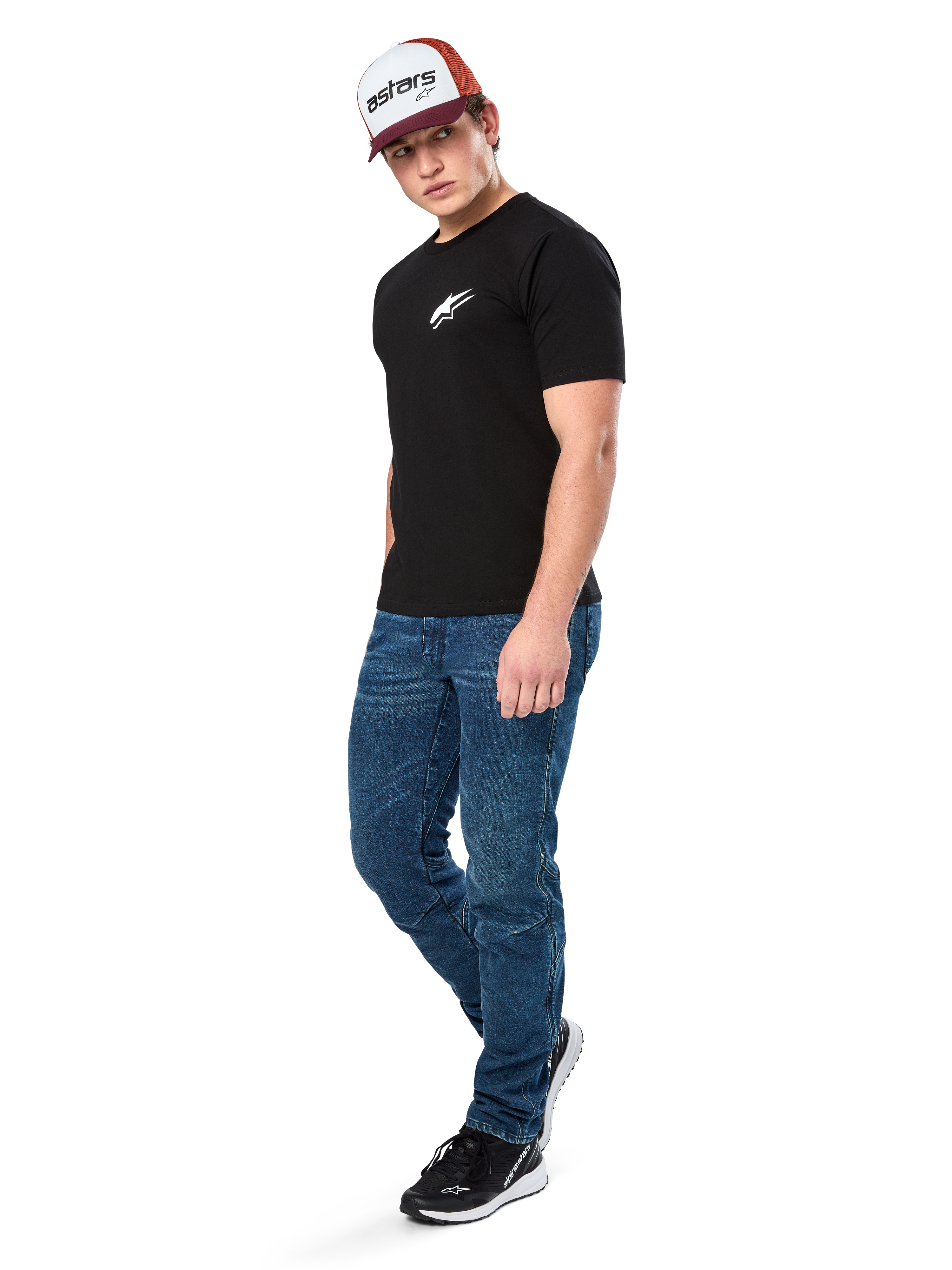 Alpinestars Formulate Csf Tee, t-shirt à manches courtes, noir avec logo Astars blanc sur la poitrine, porté par un mannequin avec un jean bleu, une casquette bordeaux et blanche, et des baskets noires, streetwear décontracté inspiré du sport automobile