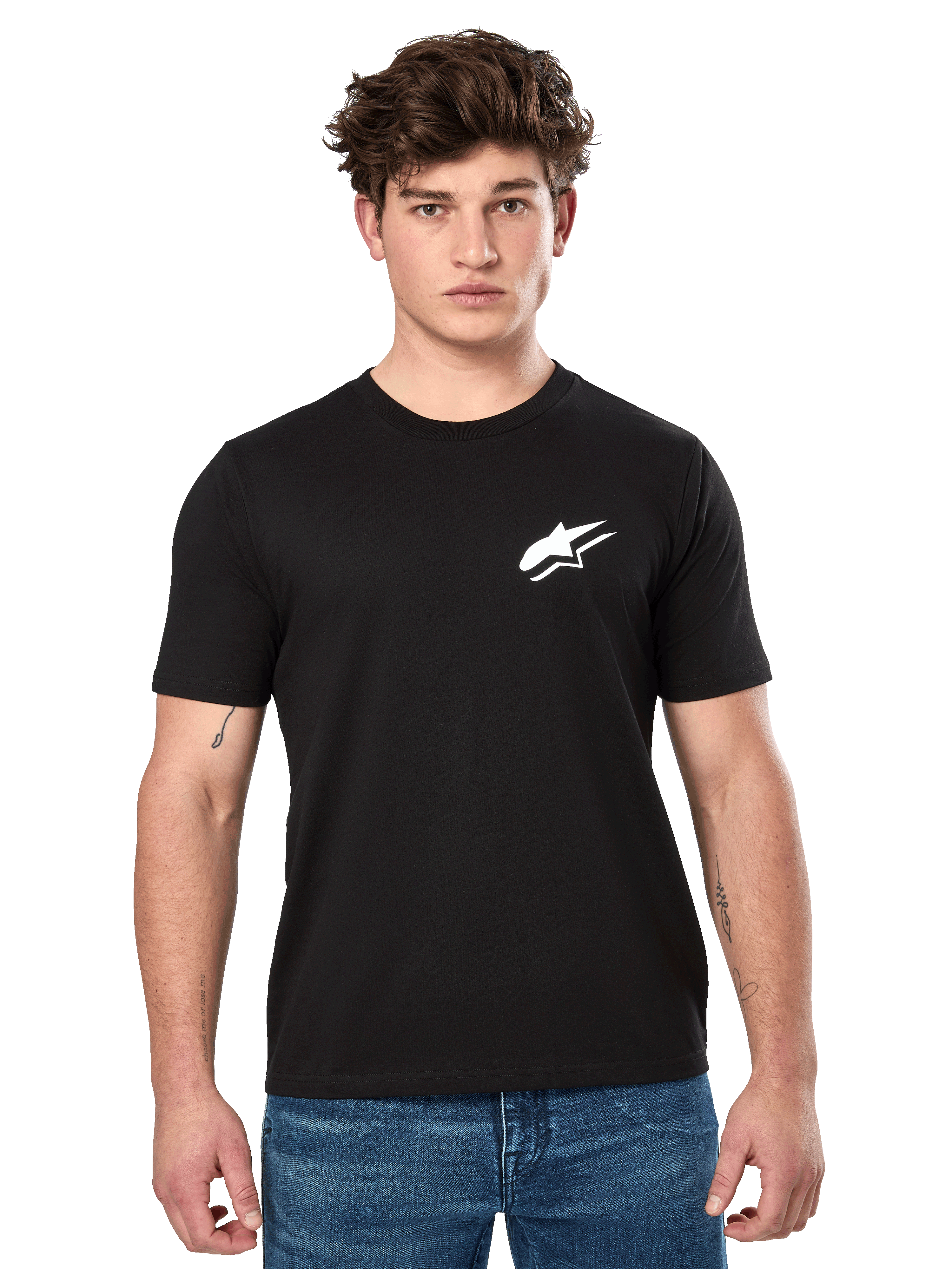 T-shirt Alpinestars Formulate CSF à manches courtes, noir, porté par un modèle masculin avec un jean bleu, arborant un logo Astars blanc sur la poitrine, vêtement décontracté inspiré du sport automobile