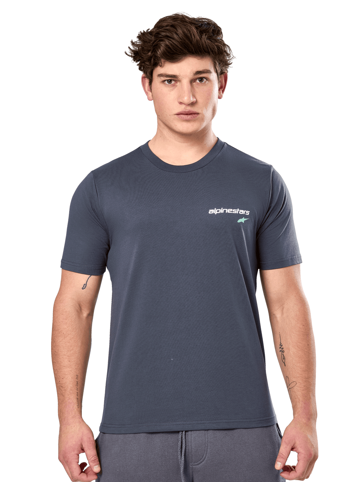 Alpinestars No Barrier CSF Tee, t-shirt à manches courtes, gris anthracite, logo Alpinestars blanc avec une étoile bleu sarcelle sur la poitrine, style streetwear décontracté