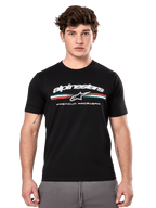 Alpinestars Prevail CSF Tee, t-shirt noir à manches courtes porté par un mannequin, avec logo blanc, bande tricolore et graphisme « PREMIUM RACEWEAR », streetwear décontracté inspiré du sport automobile