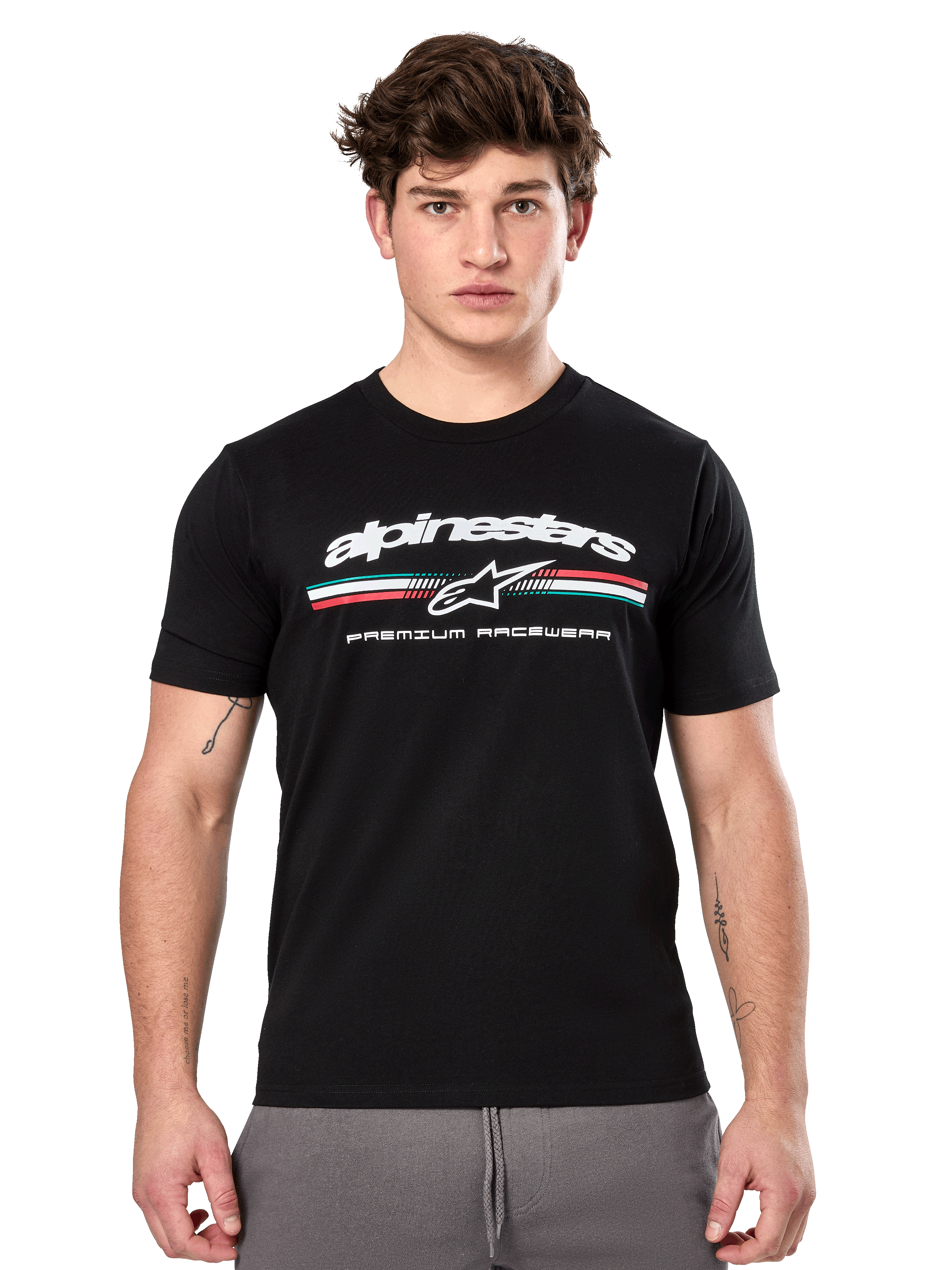 Alpinestars Prevail CSF Tee, t-shirt noir à manches courtes porté par un mannequin, avec logo blanc, bande tricolore et graphisme « PREMIUM RACEWEAR », streetwear décontracté inspiré du sport automobile