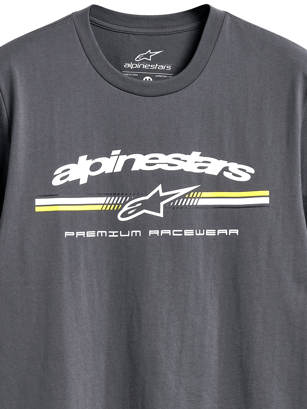 T-shirt Alpinestars Prevail CSF, t-shirt à manches courtes, gris anthracite, logo Alpinestars blanc avec rayures de style paddock jaunes et blanches, texte « Premium Racewear », vêtement de sport automobile décontracté