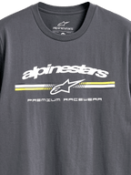 T-shirt Alpinestars Prevail CSF, t-shirt à manches courtes, gris anthracite, logo Alpinestars blanc avec rayures de style paddock jaunes et blanches, texte « Premium Racewear », vêtement de sport automobile décontracté