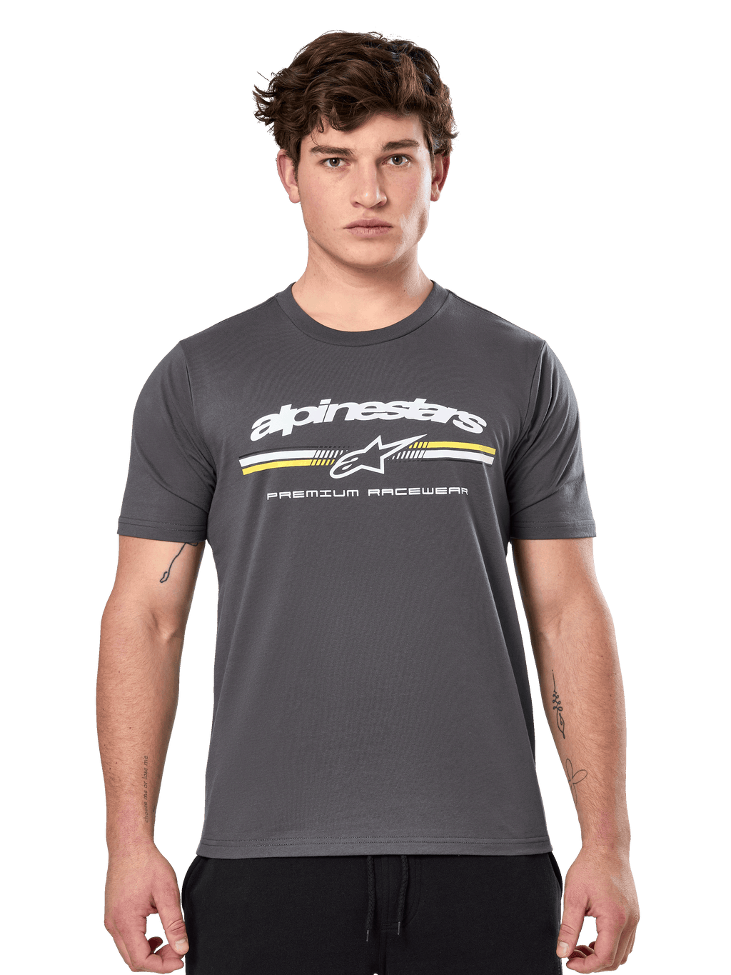 Alpinestars Prevail CSF Tee, t-shirt à manches courtes gris anthracite, logo Alpinestars blanc avec rayures jaunes et blanches et graphisme 'Premium Racewear', streetwear décontracté inspiré des sports mécaniques