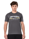 Alpinestars Prevail CSF Tee, t-shirt à manches courtes gris anthracite, logo Alpinestars blanc avec rayures jaunes et blanches et graphisme 'Premium Racewear', streetwear décontracté inspiré des sports mécaniques