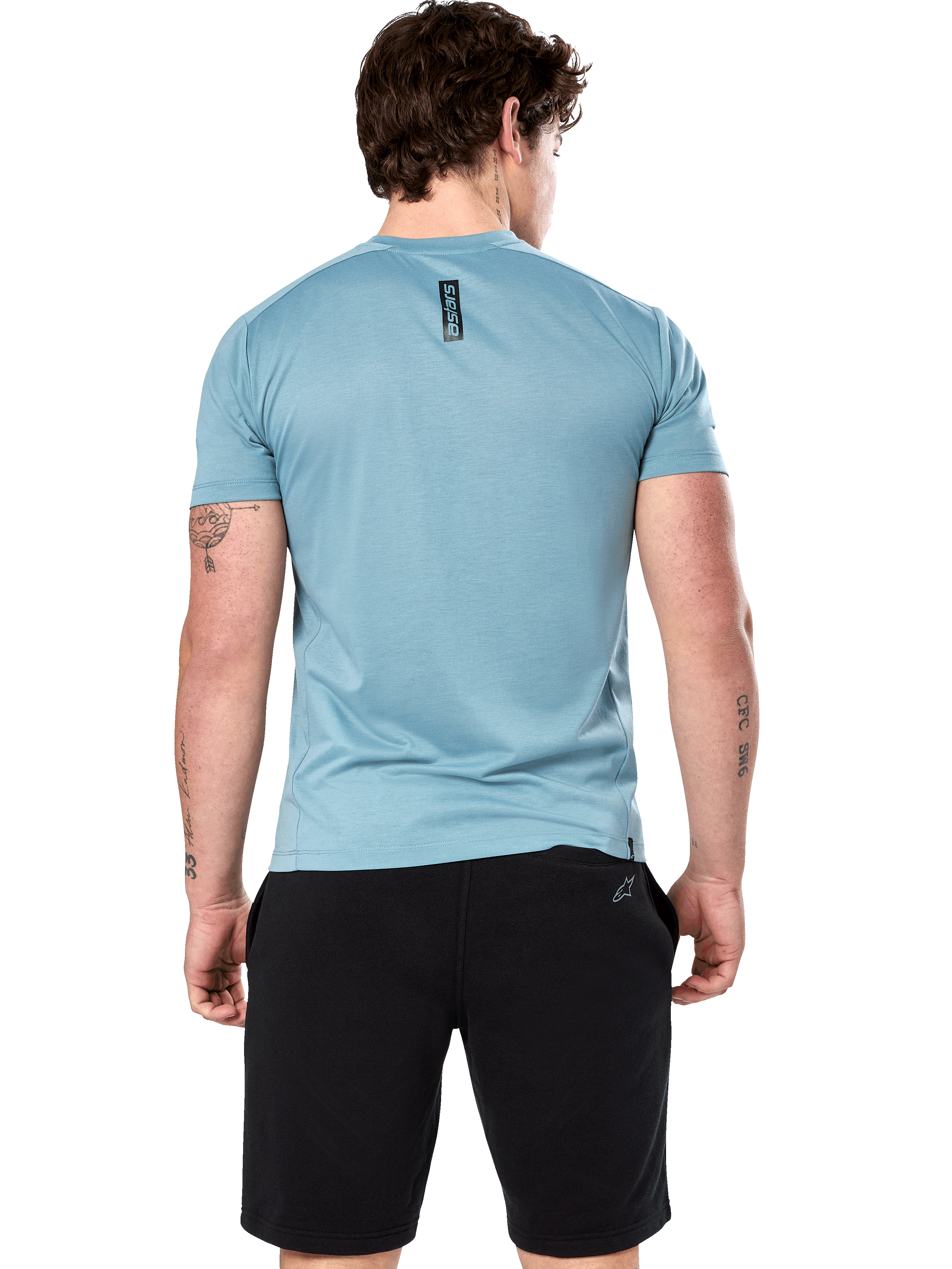 T-shirt Performance Point Alpinestars, t-shirt à manches courtes, bleu glacé, vue de dos sur mannequin montrant l'imprimé vertical noir astars, associé à un short noir, vêtement de sport de performance décontracté