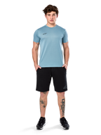Alpinestars Point Performance Tee, t-shirt à manches courtes, bleu glacier, doté d'un petit logo noir à l'avant et d'un col rond, porté par un mannequin avec un short noir et des baskets noires, vêtement de sport décontracté évacuant l'humidité