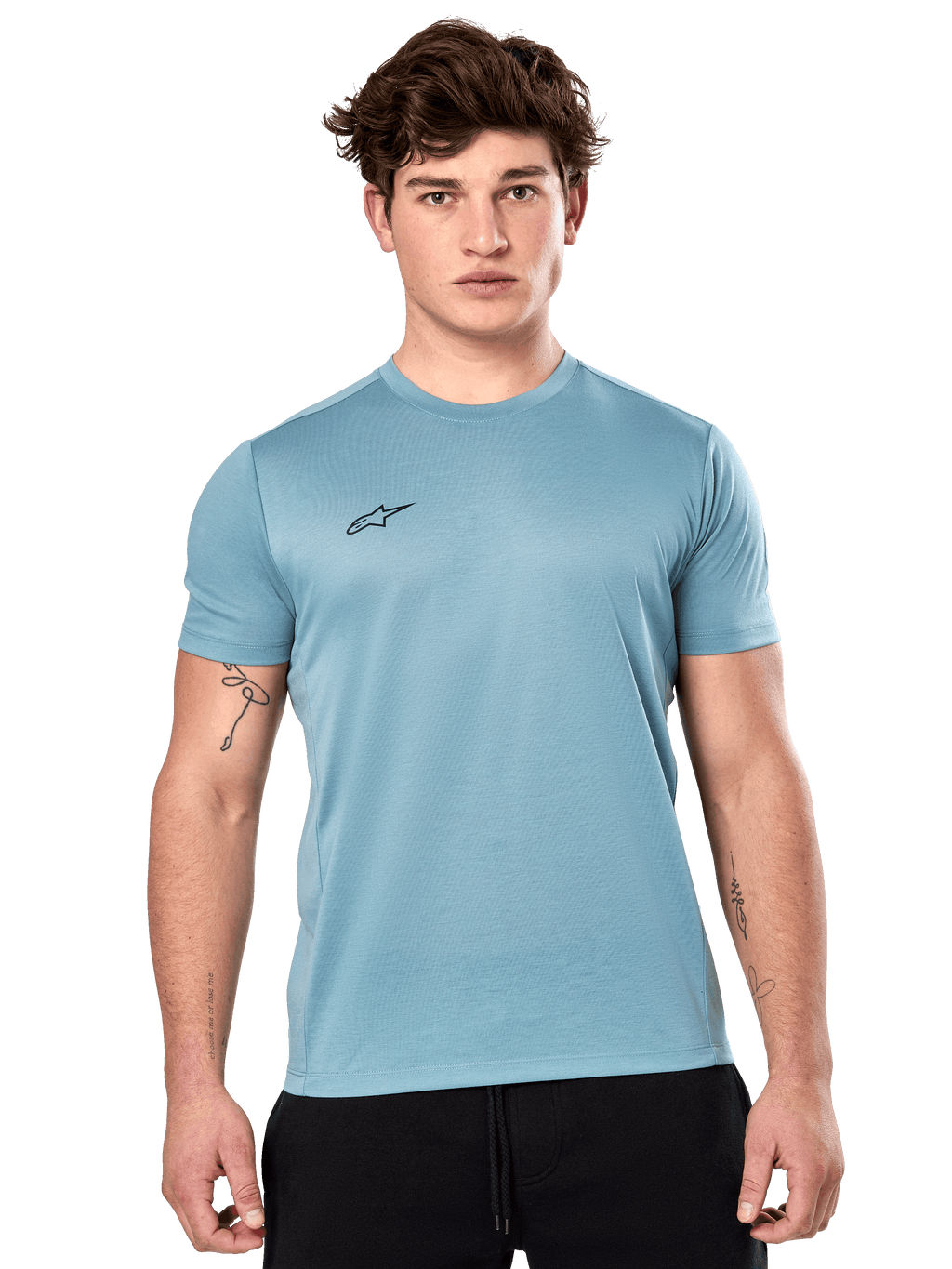 T-shirt Alpinestars Point Performance, t-shirt à manches courtes, bleu glacier, avec un petit logo noir sur la poitrine, porté par un mannequin avec un short noir, vêtement de sport performant et décontracté