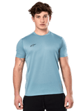 T-shirt Alpinestars Point Performance, t-shirt à manches courtes, bleu glacier, avec un petit logo noir sur la poitrine, porté par un mannequin avec un short noir, vêtement de sport performant et décontracté