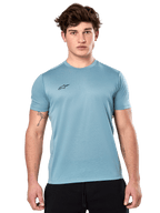 T-shirt Alpinestars Point Performance, t-shirt à manches courtes, bleu glacier, avec un petit logo noir sur la poitrine, porté par un mannequin avec un short noir, vêtement de sport performant et décontracté