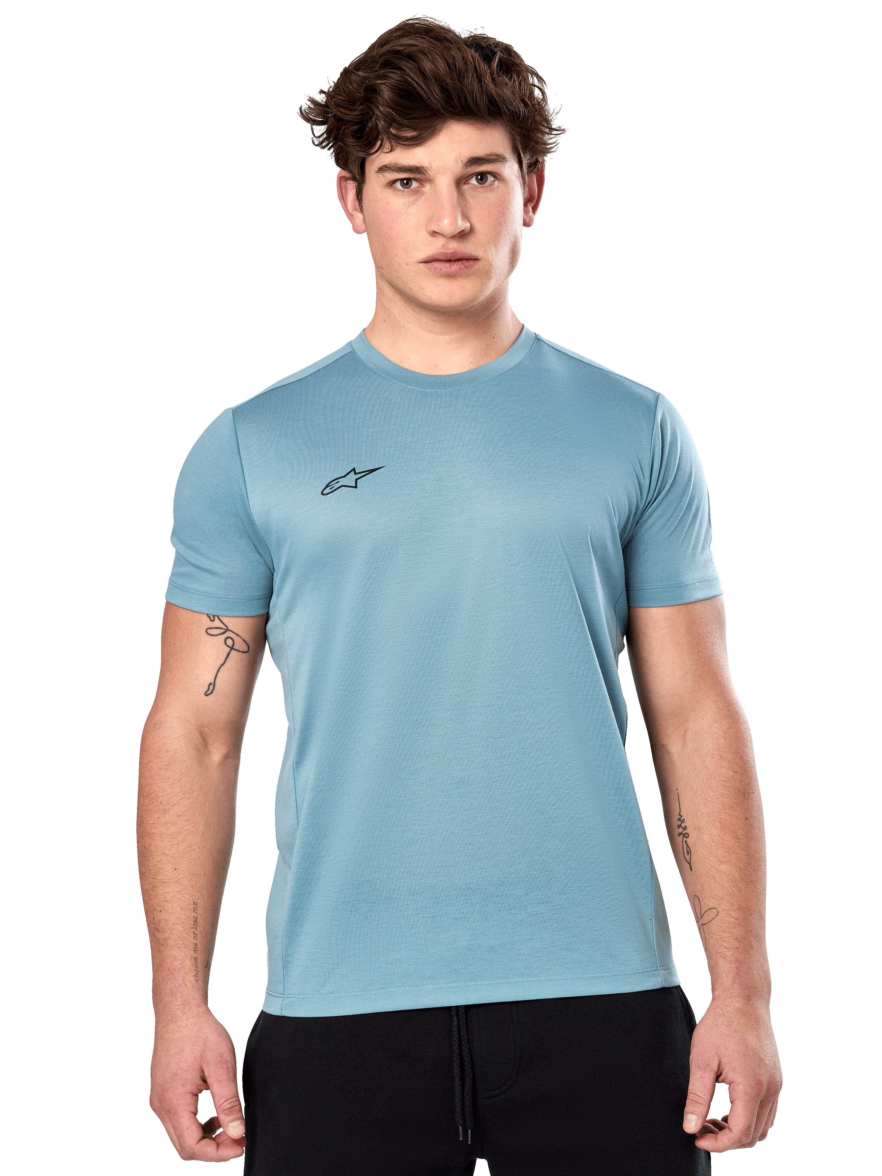 T-shirt Alpinestars Point Performance, t-shirt à manches courtes, bleu glacier, avec un petit logo noir sur la poitrine, porté par un mannequin avec un short noir, vêtement de sport performant et décontracté