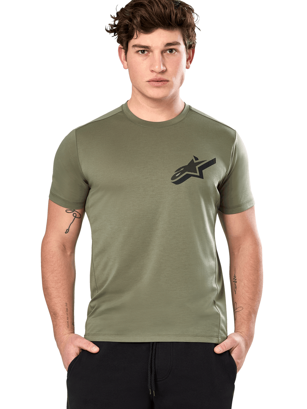 T-shirt de performance Alpinestars Attrition, t-shirt à manches courtes, vert clair, logo Astars noir sur la poitrine, tissu technique respirant, modèle portant un pantalon noir, vêtements de sport décontractés