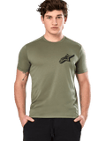 T-shirt de performance Alpinestars Attrition, t-shirt à manches courtes, vert clair, logo Astars noir sur la poitrine, tissu technique respirant, modèle portant un pantalon noir, vêtements de sport décontractés
