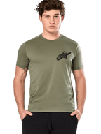 T-shirt de performance Alpinestars Attrition, t-shirt à manches courtes, vert clair, logo Astars noir sur la poitrine, tissu technique respirant, modèle portant un pantalon noir, vêtements de sport décontractés
