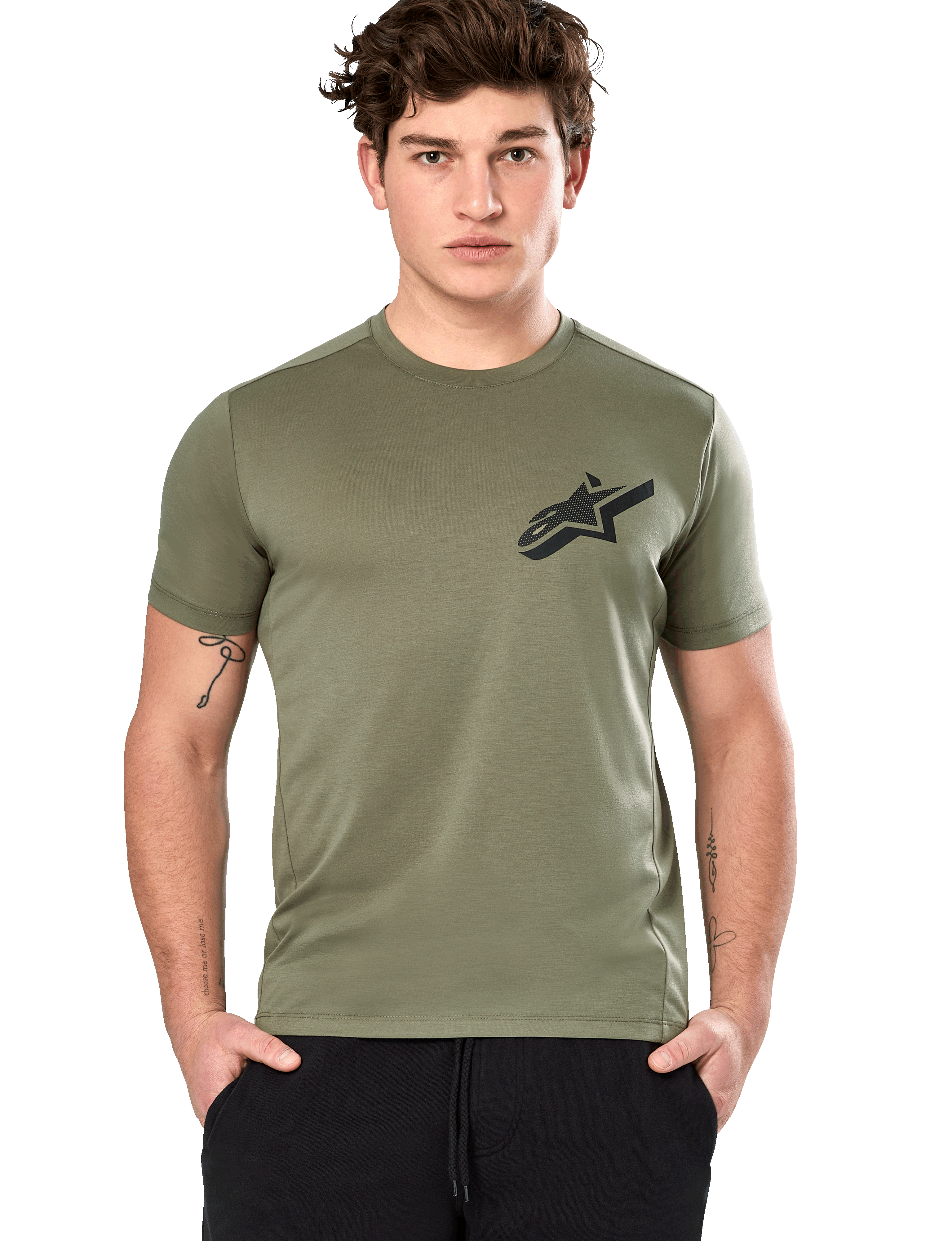 T-shirt de performance Alpinestars Attrition, t-shirt à manches courtes, vert clair, logo Astars noir sur la poitrine, tissu technique respirant, modèle portant un pantalon noir, vêtements de sport décontractés
