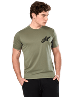 T-shirt Performance Attrition Alpinestars, t-shirt à manches courtes, vert clair, logo Astars noir sur la poitrine, porté par un mannequin avec un pantalon noir, vêtement de sport performant et décontracté