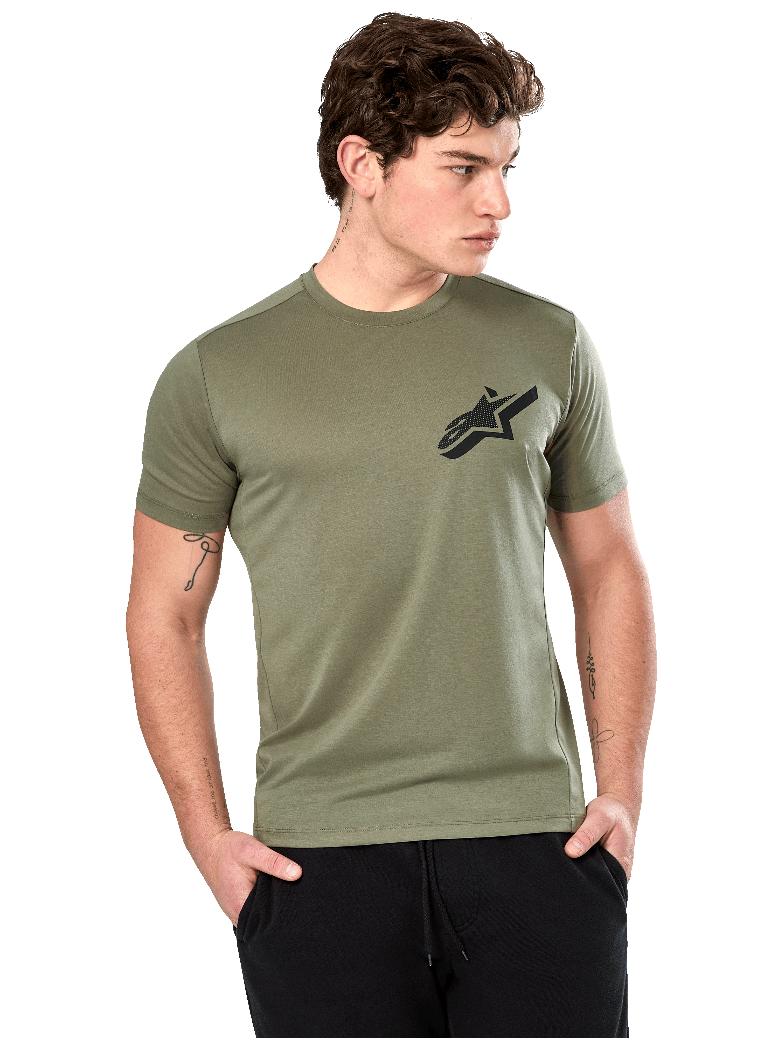T-shirt Performance Attrition Alpinestars, t-shirt à manches courtes, vert clair, logo Astars noir sur la poitrine, porté par un mannequin avec un pantalon noir, vêtement de sport performant et décontracté
