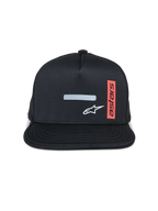 Casquette Trucker Alpinestars Alter, casquette à visière plate, noire avec arrière en mesh, barre réfléchissante frontale et logo étoile blanc, étiquette rouge verticale avec texte Astars, vêtement de sport motorsport décontracté