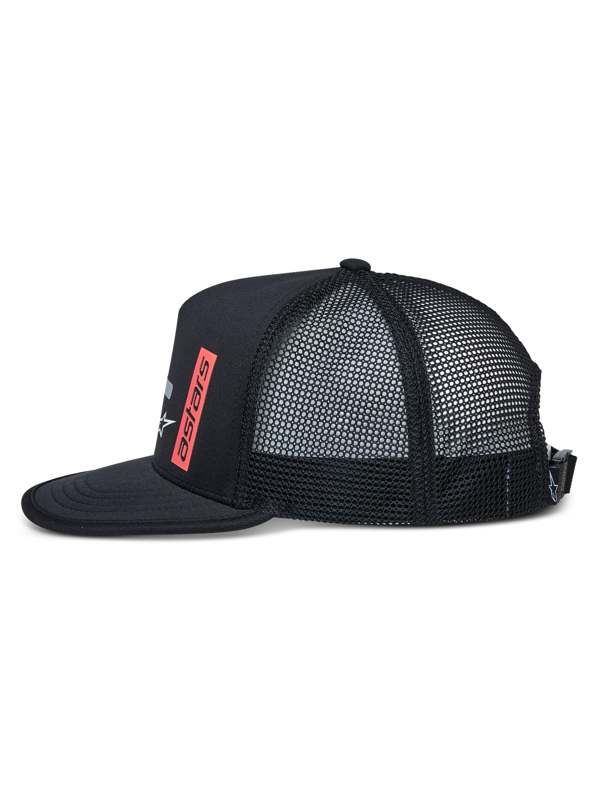 Casquette Trucker Alter d'Alpinestars, vue de profil, noire, visière plate avec bordure renforcée, couronne structurée avec arrière en mesh, logo Astars imprimé verticalement en rouge, fermeture à boucle réglable, casquette sportswear décontractée