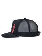 Casquette Trucker Alter d'Alpinestars, vue de profil, noire, visière plate avec bordure renforcée, couronne structurée avec arrière en mesh, logo Astars imprimé verticalement en rouge, fermeture à boucle réglable, casquette sportswear décontractée