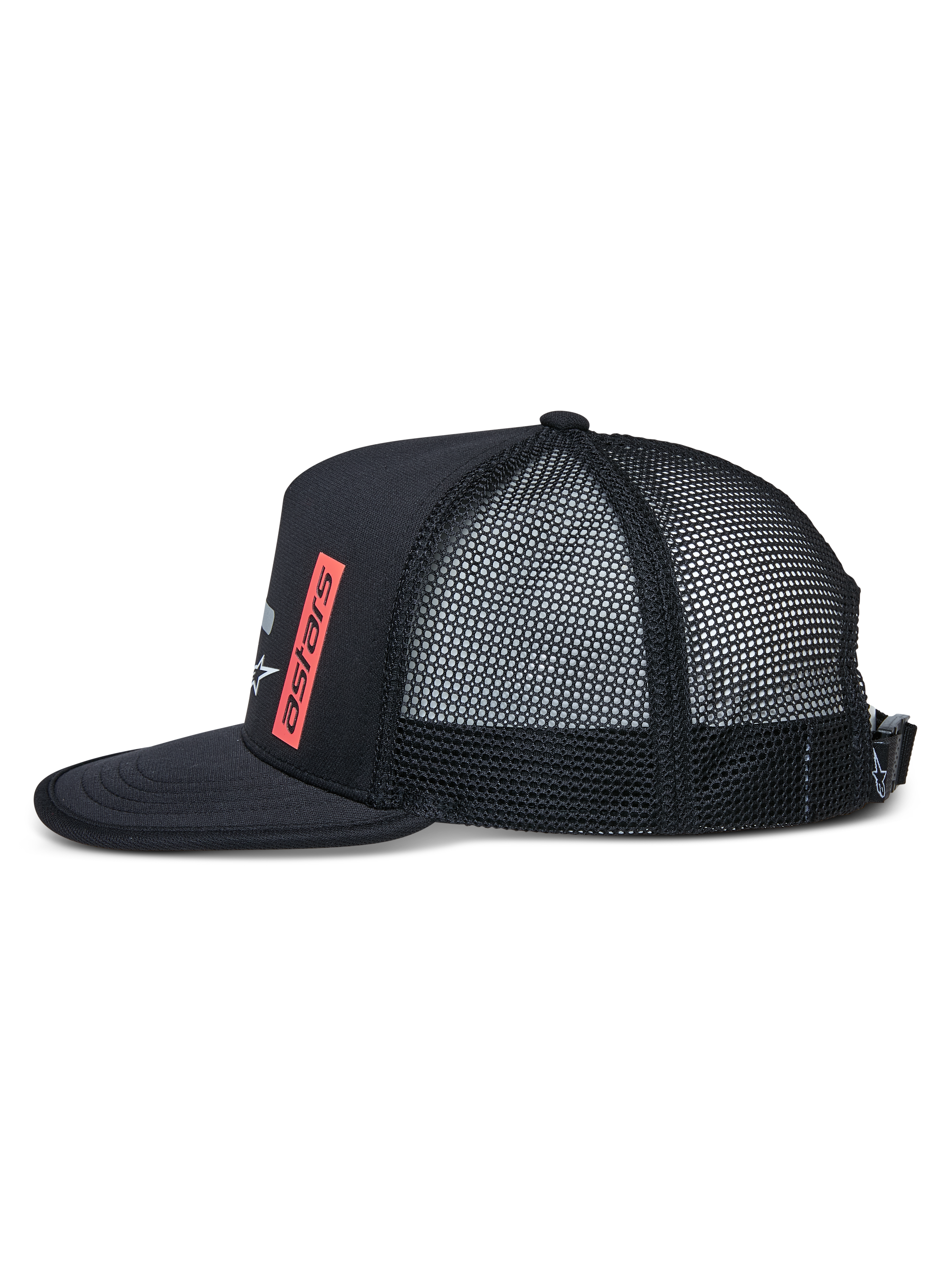 Casquette Trucker Alter d'Alpinestars, vue de profil, noire, visière plate avec bordure renforcée, couronne structurée avec arrière en mesh, logo Astars imprimé verticalement en rouge, fermeture à boucle réglable, casquette sportswear décontractée