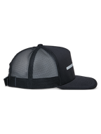 Casquette Trucker Alter Alpinestars, noire, vue de côté, couronne structurée et visière plate, arrière en maille de polyester recyclé, fermeture réglable à boucle, sportswear décontracté