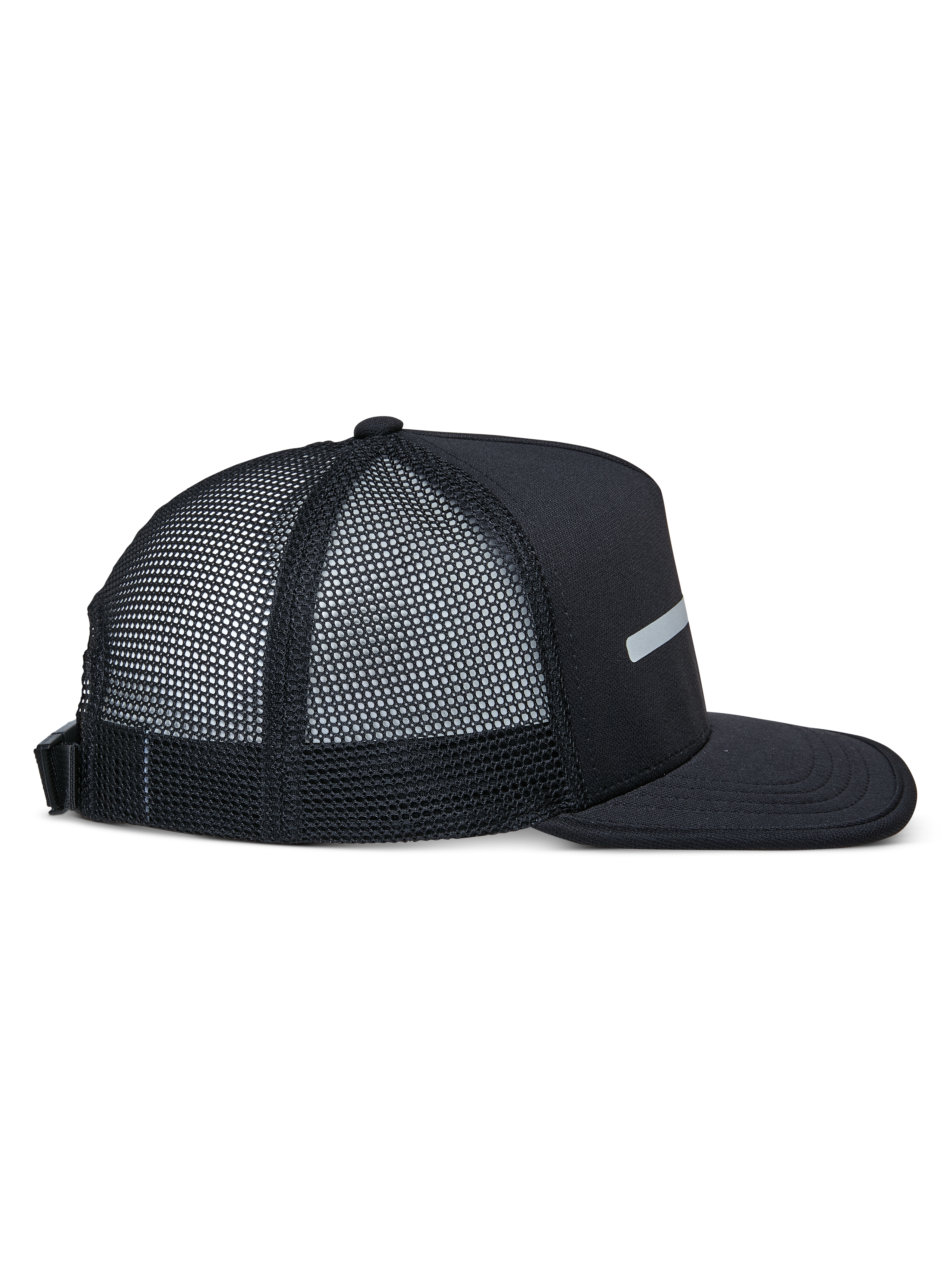 Casquette Trucker Alter Alpinestars, noire, vue de côté, couronne structurée et visière plate, arrière en maille de polyester recyclé, fermeture réglable à boucle, sportswear décontracté