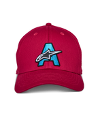Casquette Alpinestars Elemental, rouge, casquette structurée à visière courbée avec un grand 'A' brodé bleu clair et un logo étoile Alpinestars noir et blanc sur le devant, couvre-chef décontracté de style sport automobile