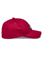 Casquette Alpinestars Elemental, casquette de baseball rouge, vue de profil montrant la visière courbée et la couronne structurée, tissu sergé extensible, sportswear décontracté pour les sports mécaniques