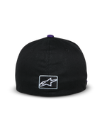 Casquette Alpinestars Franchise, vue arrière d'une casquette de baseball noire, bouton violet sur le dessus, petit logo Astars blanc brodé à l'arrière, design à dos flexible, streetwear décontracté inspiré des sports mécaniques