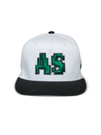 Casquette Alpinestars Franchise, casquette à visière plate, blanc et noir, logo AS vert brodé en 3D sur le devant, couronne structurée avec visière plate noire, accessoire décontracté d'inspiration sport automobile