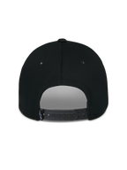 Casquette Alpinestars Luminary, noire, vue arrière montrant la fermeture snapback réglable et une petite étiquette logo tissée, couronne en coton structurée, couvre-chef décontracté inspiré du sport automobile