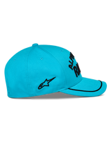 Casquette Alpinestars Luminary, bleu aqua, vue de profil, visière incurvée avec finition sutache noire, logo noir brodé à plat sur le côté, couronne structurée, couvre-chef décontracté de style sport automobile