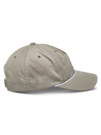 Casquette Alpinestars Tyler, casquette snapback décontractée kaki, profil latéral avec visière courbée et garniture en corde tressée blanche, couronne basse non structurée en sergé recyclé, style lifestyle inspiré du sport automobile
