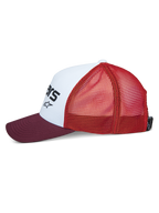 Casquette Trucker Vital Alpinestars, vue de profil, panneau avant structuré blanc avec logo noir, visière courbée bordeaux, arrière en filet orange, couvre-chef sportswear décontracté