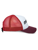 Casquette Trucker Vital Alpinestars, casquette trucker décontractée, blanc, bordeaux et orange, vue de profil avec visière incurvée et dos en filet, fermeture à boucle réglable, couronne structurée avec logo noir