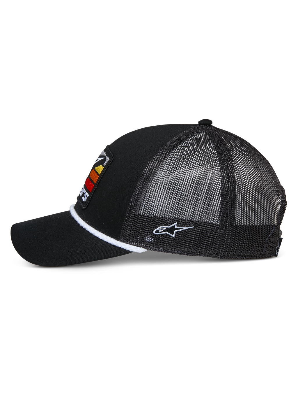 Casquette Trucker Selica d'Alpinestars, noire, profil latéral montrant la visière courbée et l'arrière en maille filet, finition en corde tressée blanche à la base de la calotte, logo brodé blanc sur le côté, casquette décontractée d'inspiration sport automobile