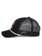 Casquette Trucker Selica d'Alpinestars, noire, profil latéral montrant la visière courbée et l'arrière en maille filet, finition en corde tressée blanche à la base de la calotte, logo brodé blanc sur le côté, casquette décontractée d'inspiration sport automobile