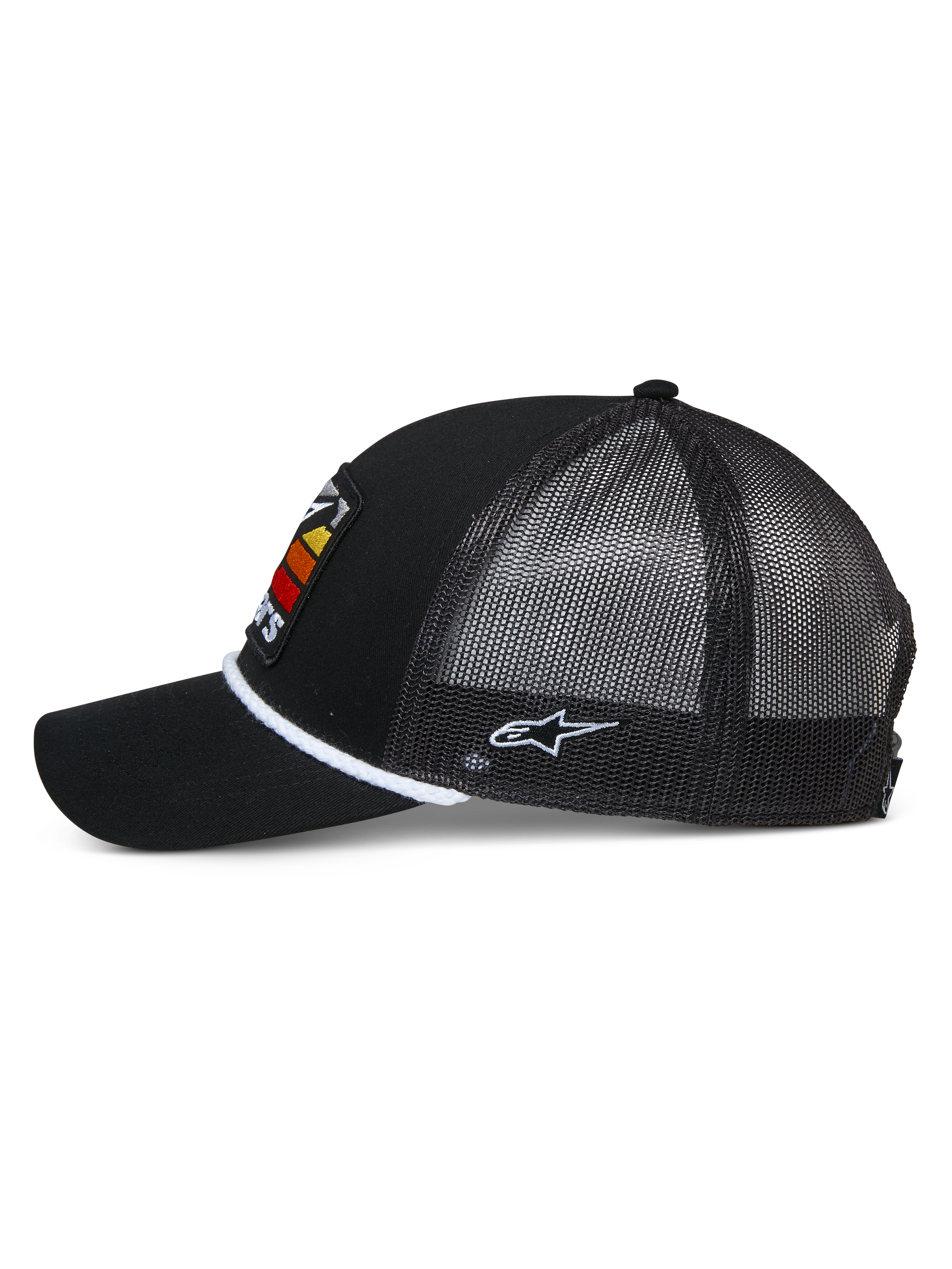 Casquette Trucker Selica d'Alpinestars, noire, profil latéral montrant la visière courbée et l'arrière en maille filet, finition en corde tressée blanche à la base de la calotte, logo brodé blanc sur le côté, casquette décontractée d'inspiration sport automobile
