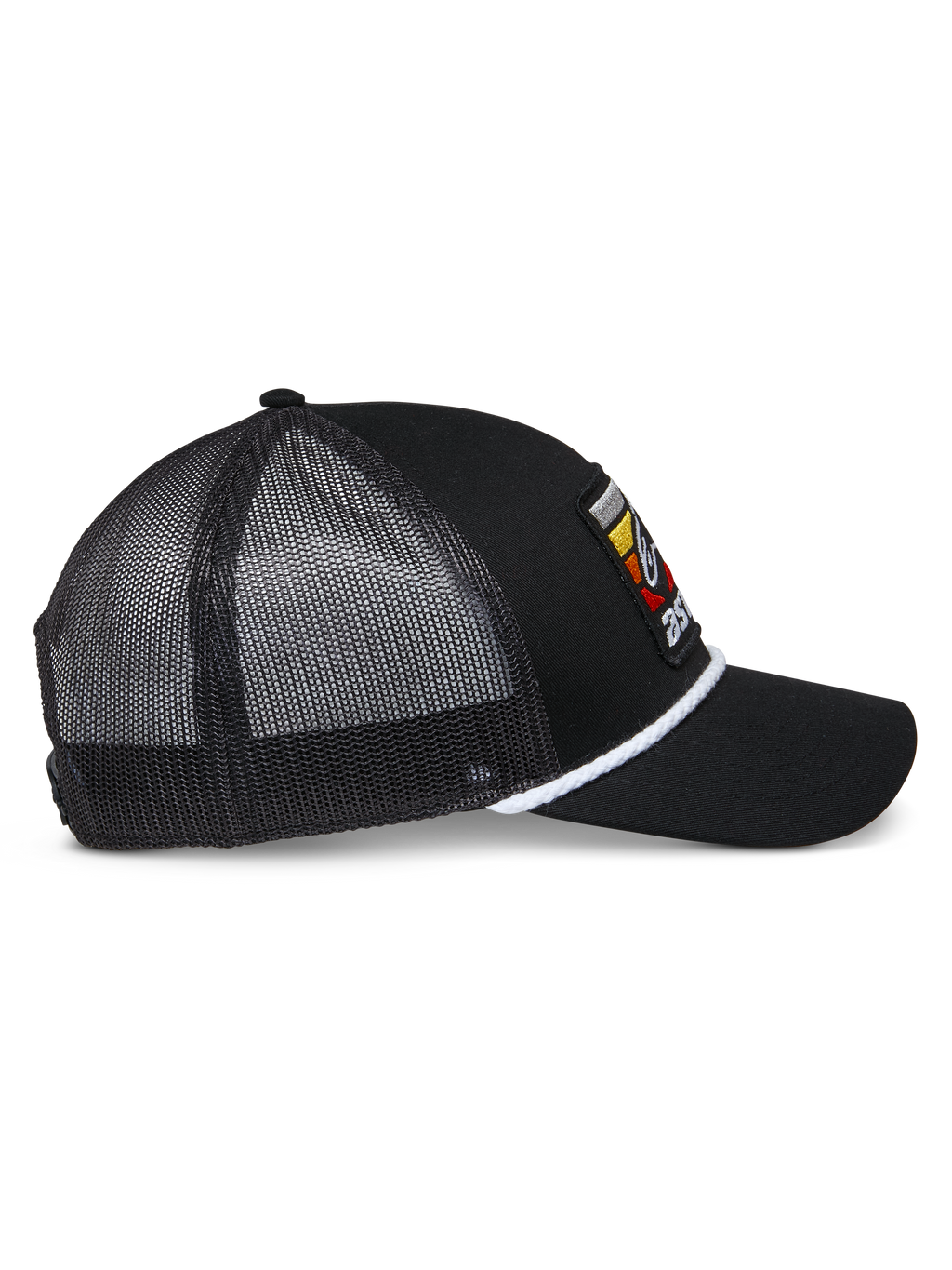 Casquette Trucker Selica Alpinestars, casquette trucker noire, vue de profil avec panneaux en mesh noir, finition en corde tressée blanche, patch logo brodé coloré, visière courbée, accessoire de tête décontracté pour sports mécaniques