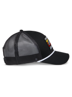 Casquette Trucker Selica Alpinestars, casquette trucker noire, vue de profil avec panneaux en mesh noir, finition en corde tressée blanche, patch logo brodé coloré, visière courbée, accessoire de tête décontracté pour sports mécaniques