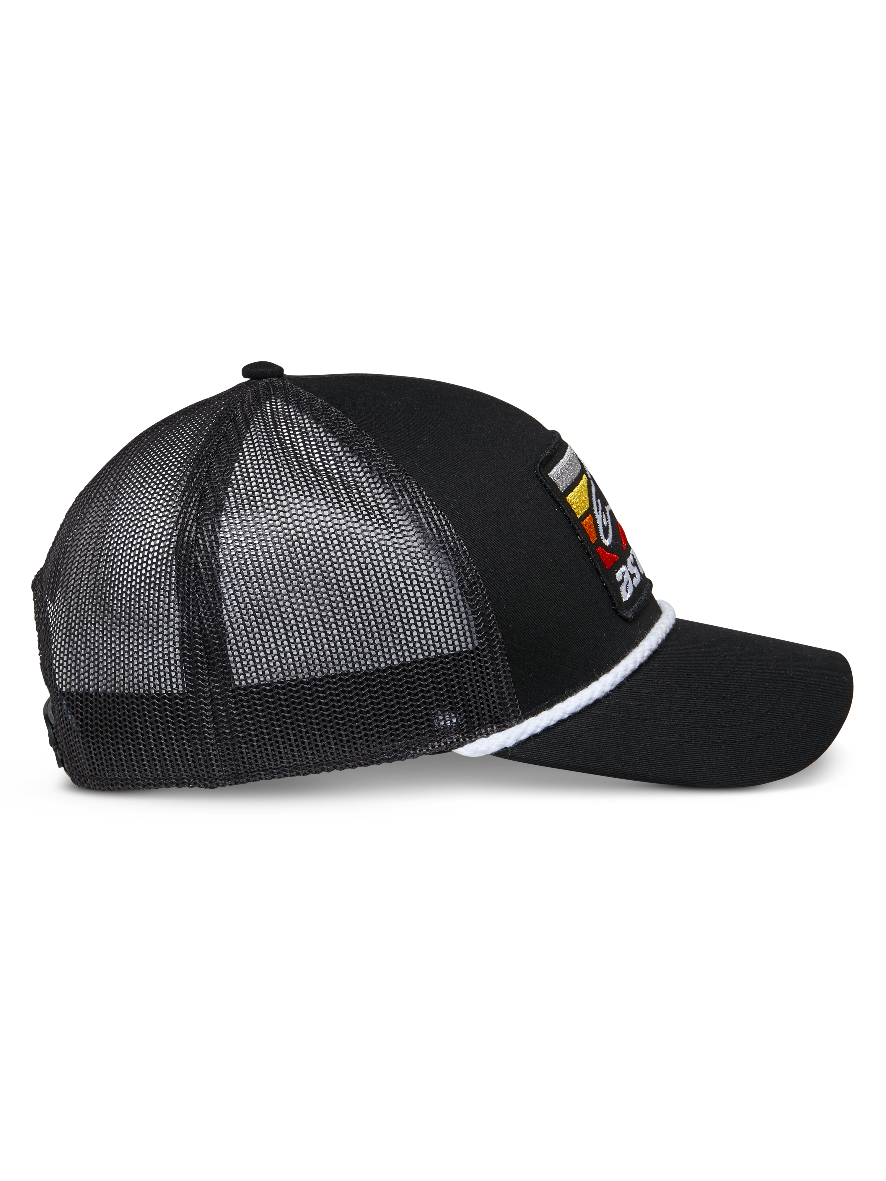 Casquette Trucker Selica Alpinestars, casquette trucker noire, vue de profil avec panneaux en mesh noir, finition en corde tressée blanche, patch logo brodé coloré, visière courbée, accessoire de tête décontracté pour sports mécaniques