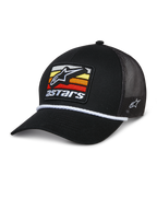 Casquette Trucker Alpinestars Selica, casquette noire avec dos en mesh et visière courbée, patch frontal à rayures horizontales jaunes, orange et rouges, garniture en corde tressée blanche et broderie latérale, couvre-chef décontracté inspiré du sport automobile