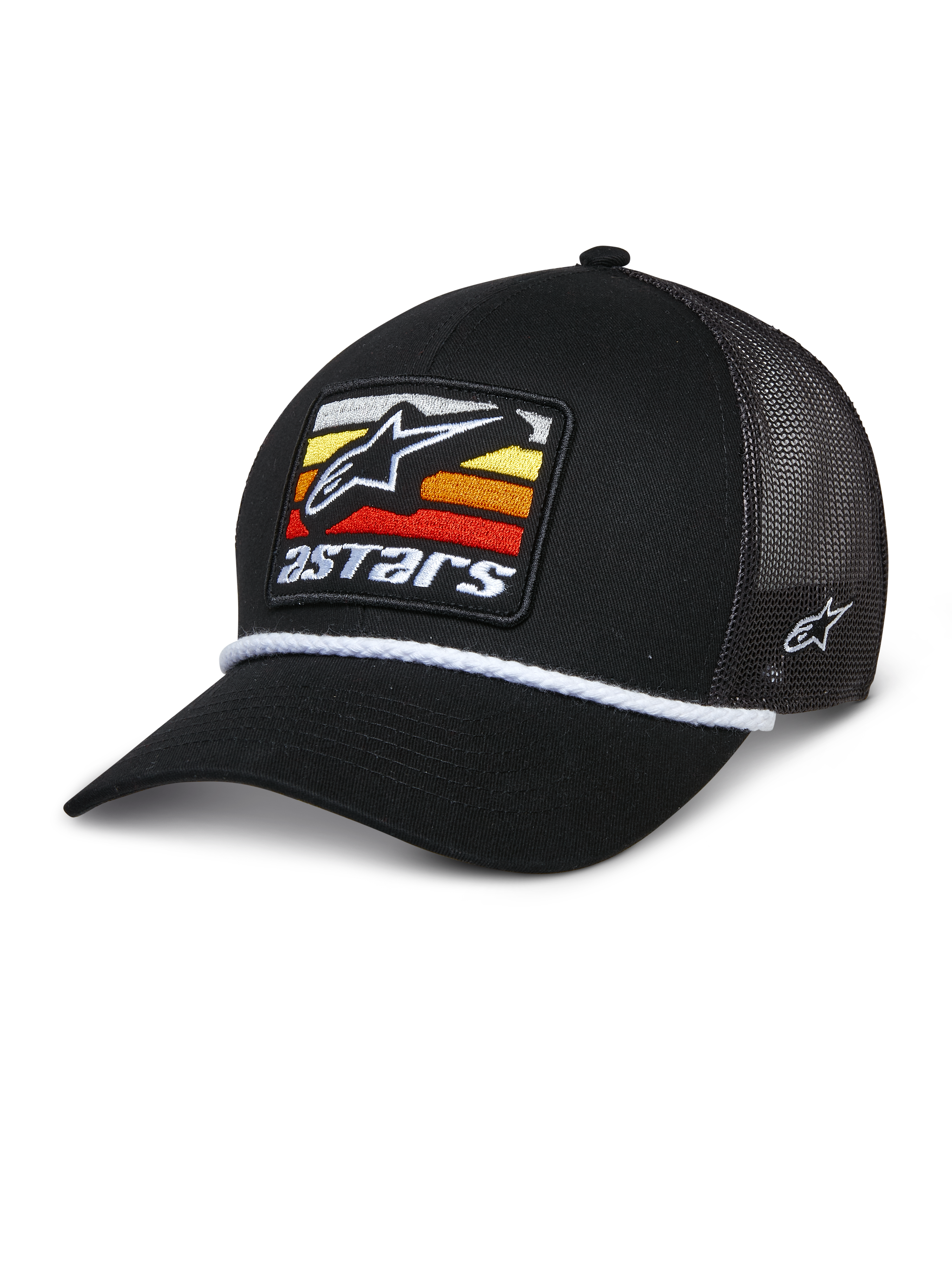 Casquette Trucker Alpinestars Selica, casquette noire avec dos en mesh et visière courbée, patch frontal à rayures horizontales jaunes, orange et rouges, garniture en corde tressée blanche et broderie latérale, couvre-chef décontracté inspiré du sport automobile
