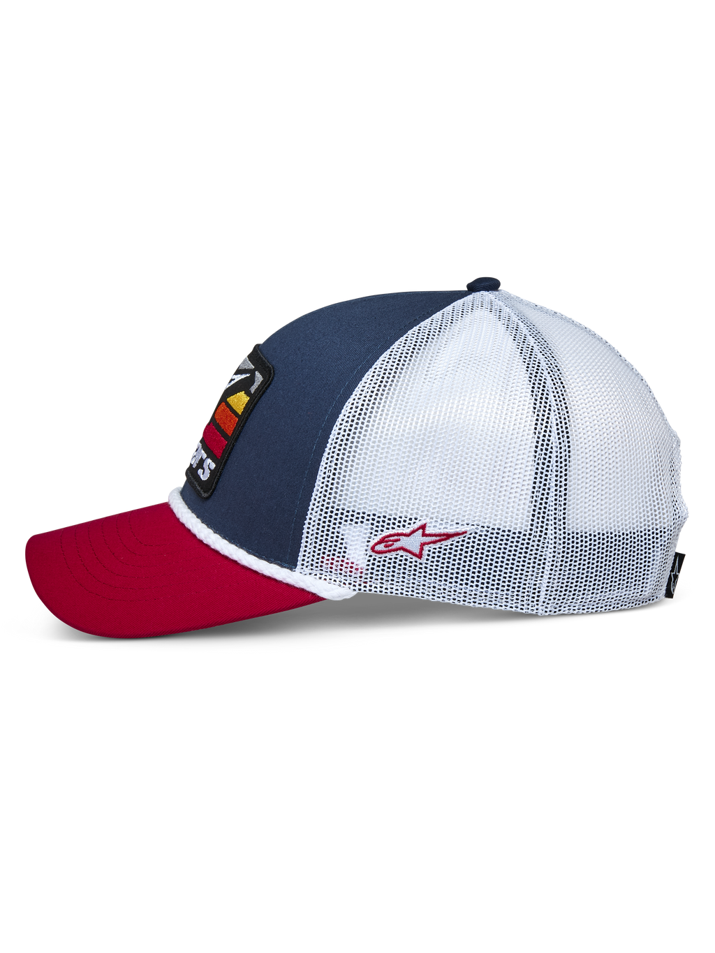Casquette Trucker Alpinestars Selica, vue de profil, visière courbée rouge, panneau avant bleu marine avec arrière en filet blanc, bordure en corde tressée blanche, petit logo brodé rouge, couvre-chef décontracté inspiré du sport automobile