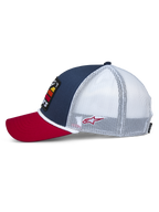 Casquette Trucker Alpinestars Selica, vue de profil, visière courbée rouge, panneau avant bleu marine avec arrière en filet blanc, bordure en corde tressée blanche, petit logo brodé rouge, couvre-chef décontracté inspiré du sport automobile