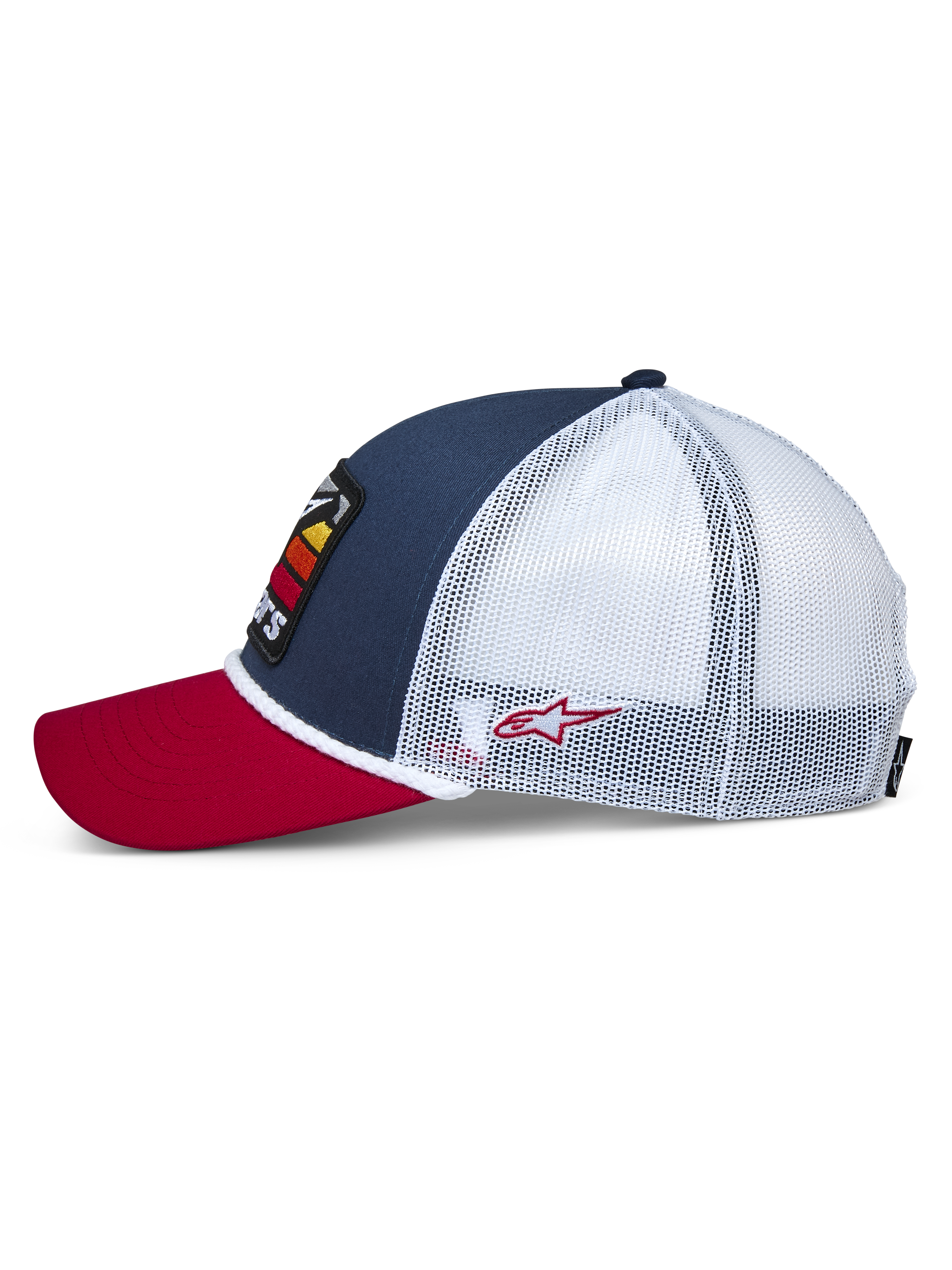 Casquette Trucker Alpinestars Selica, vue de profil, visière courbée rouge, panneau avant bleu marine avec arrière en filet blanc, bordure en corde tressée blanche, petit logo brodé rouge, couvre-chef décontracté inspiré du sport automobile